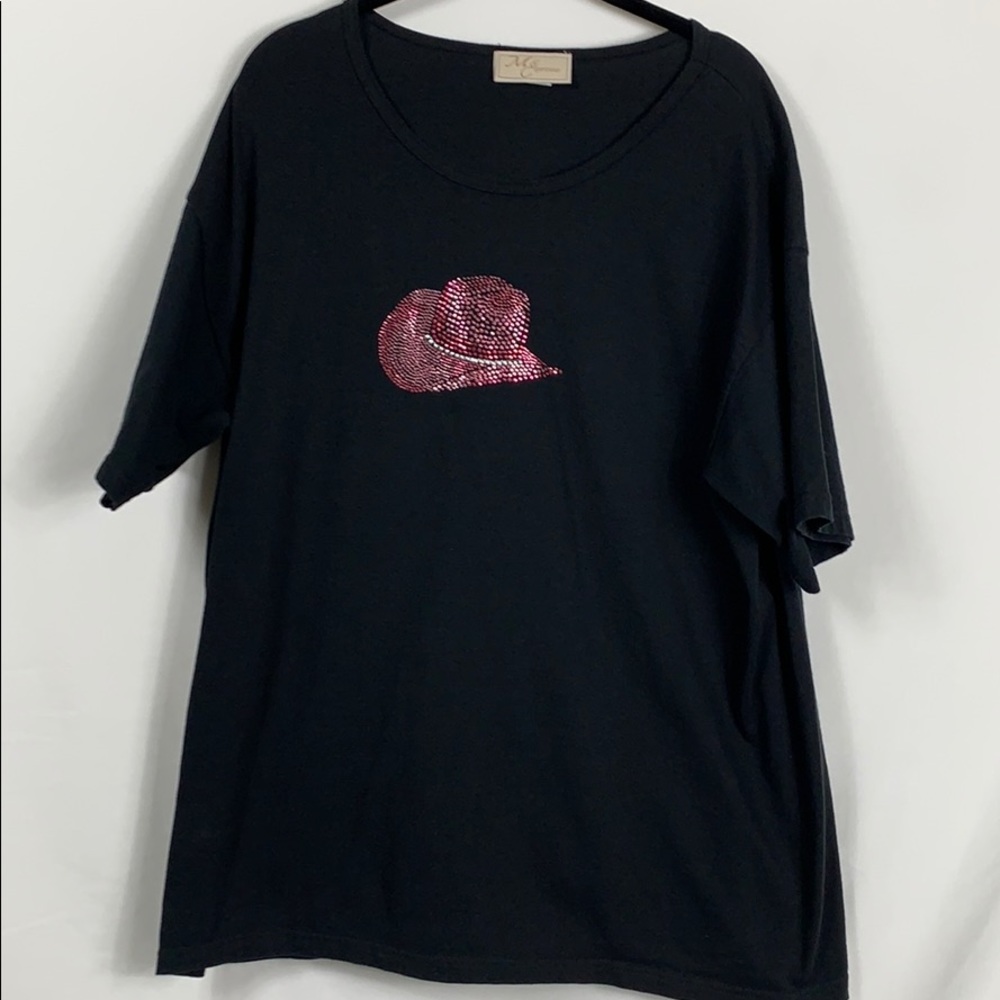 M&C Sportswear black tee shirt pink hat XL
